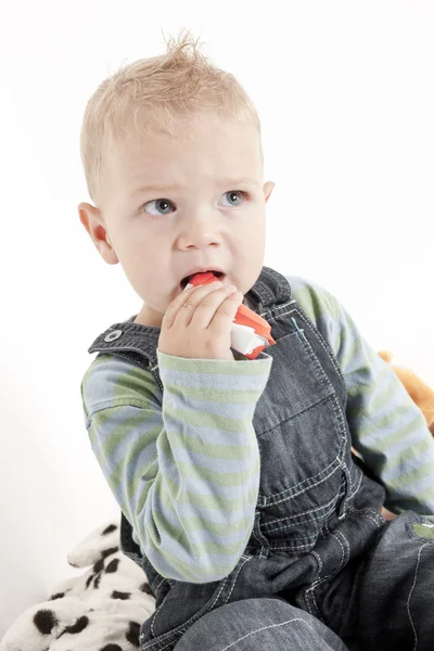 Porträt eines kleinen Jungen, der Schokolade isst — Stockfoto