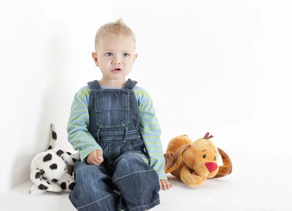 Seduto bambino con giocattoli — Foto Stock