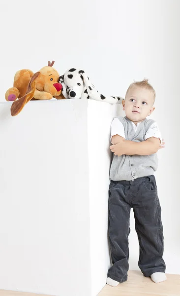 Criança de pé com brinquedos — Fotografia de Stock