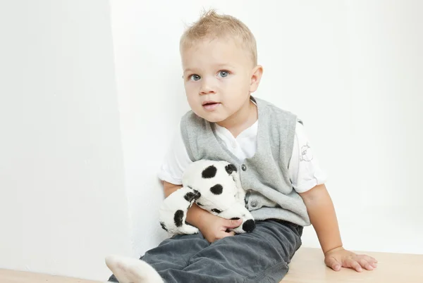 Bir oyuncakla oturma yürümeye başlayan çocuk — Stok fotoğraf