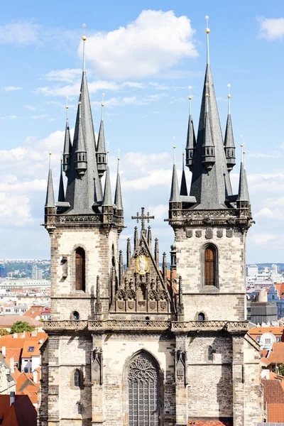 Tynsky igreja na Praça da Cidade Velha, Praga, República Checa — Fotografia de Stock