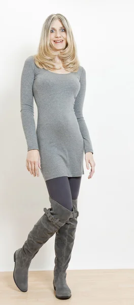Femme debout portant des bottes grises à la mode — Photo