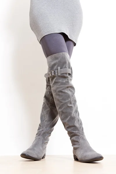 ファッショナブルな灰色のブーツを着て立っている女性の詳細 — ストック写真