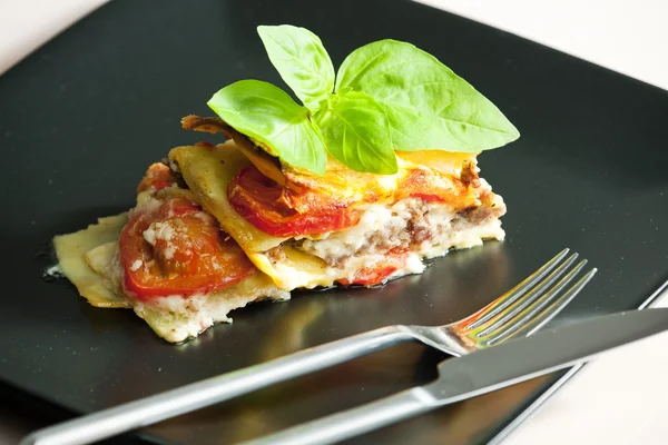 Lasagne met gehakt kalkoenvlees en tomaten — Stockfoto