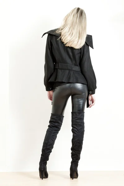 Stående kvinna som bär trendiga svarta stövlar — Stockfoto