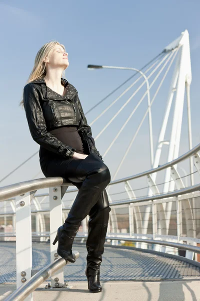 Mulher sentada vestindo botas pretas na moda — Fotografia de Stock