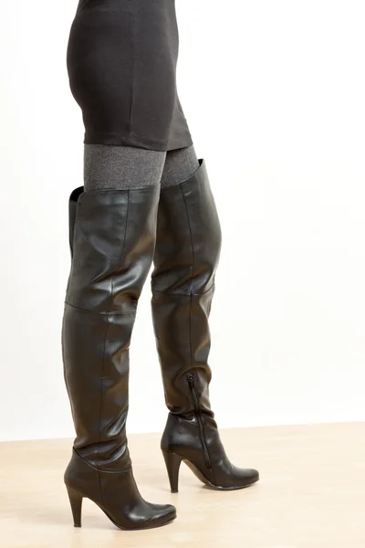 Detail of standing woman wearing fashionable black boots — Stock Photo, Image