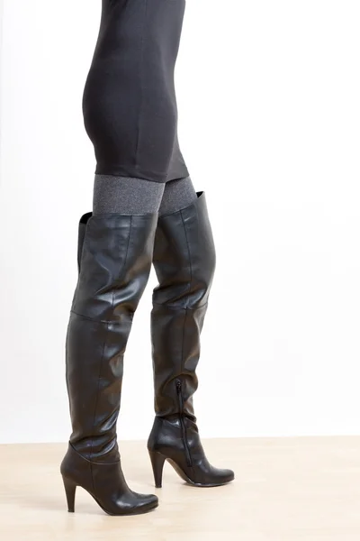 Detalhe da mulher de pé vestindo botas pretas na moda — Fotografia de Stock