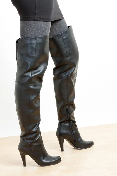 Dettaglio della donna in piedi che indossa stivali neri alla moda — Foto Stock