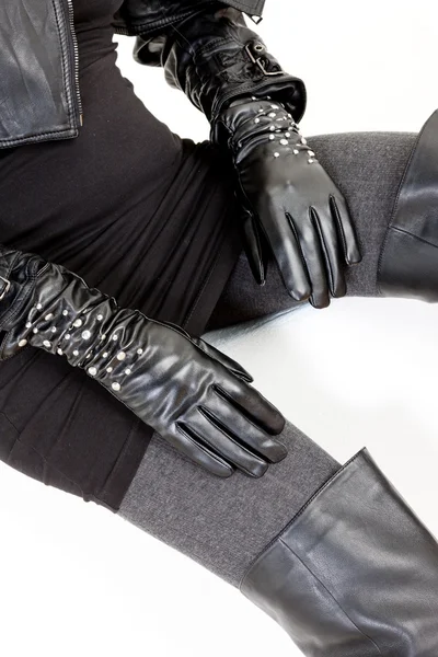 女性のファッショナブルな黒い服を着ての詳細 — ストック写真