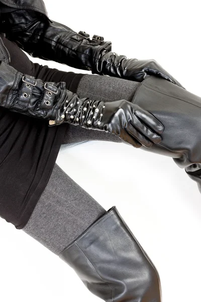 Dettaglio della donna che indossa abiti neri alla moda — Foto Stock