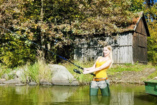 Mujer pescando en estanque —  Fotos de Stock