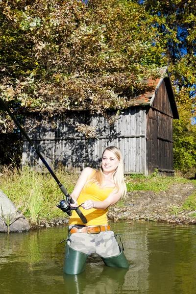 Donna pesca nello stagno — Foto Stock