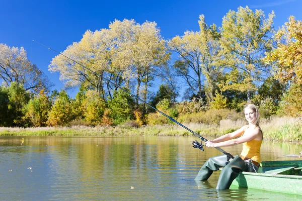 Visserij vrouw zitten op boot — Stockfoto