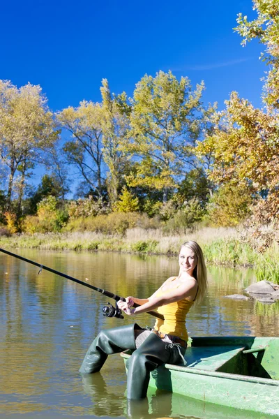 Mulher de pesca sentado no barco — Fotografia de Stock