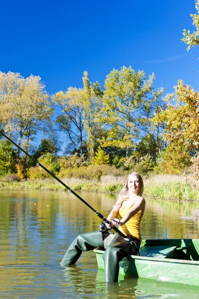 Połowów kobieta siedzi na łodzi — Zdjęcie stockowe