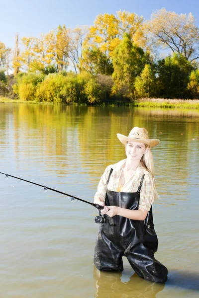 在池塘里钓鱼的妇女 — 图库照片