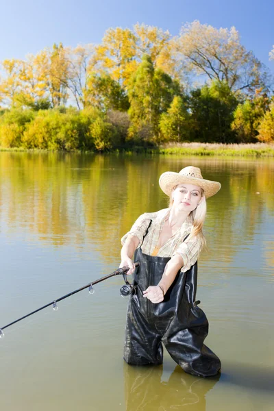 Žena rybaření v rybníku — Stock fotografie