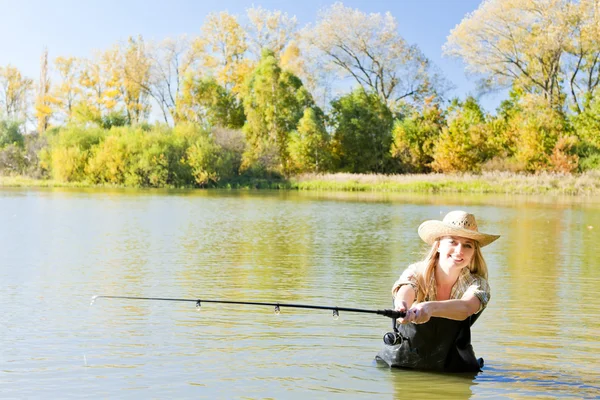 Mulher pesca na lagoa — Fotografia de Stock