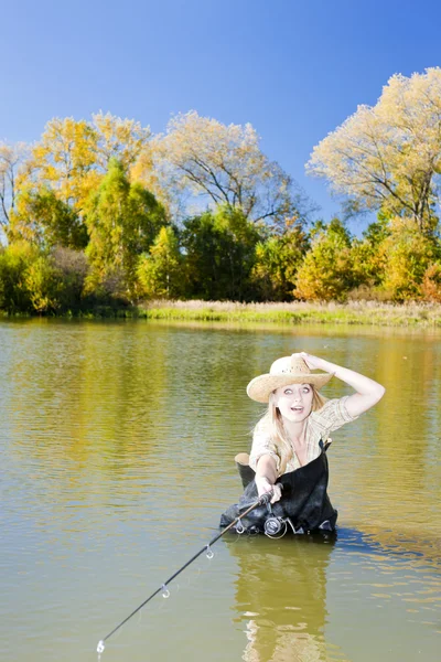 Frau angelt im Teich — Stockfoto