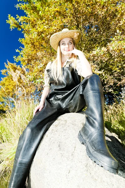 Fisher kvinna sitter på sten — Stockfoto