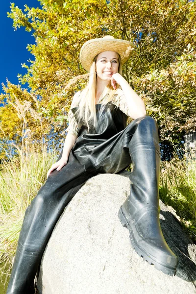 Fisher femme assise sur la pierre — Photo