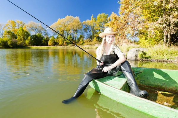 ボートに座っている釣りの女性 — ストック写真