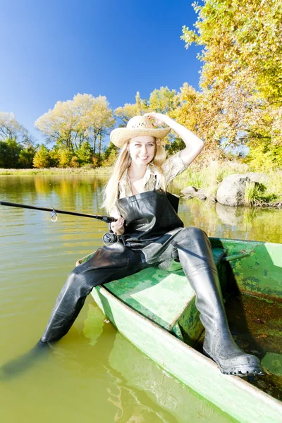 Mujer pescadora sentada en barco — Foto de Stock