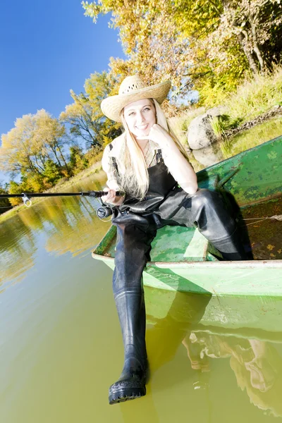 Rybářské žena sedí na lodi — Stock fotografie