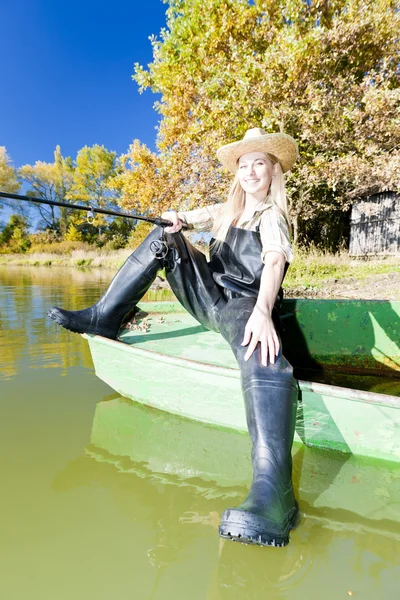 Femme de pêche assis sur le bateau — Photo
