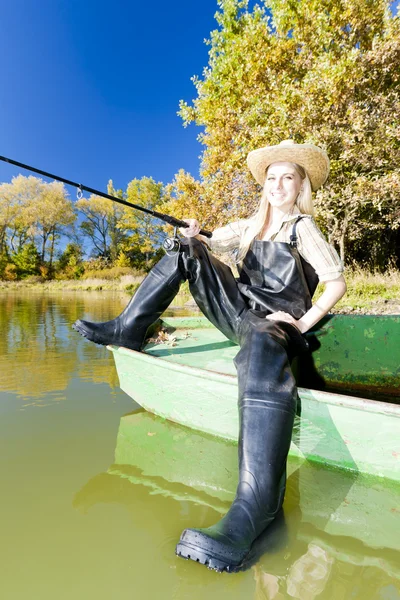 坐在船上钓鱼女人 — 图库照片