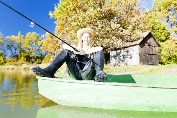 ボートに座っている釣りの女性 — ストック写真