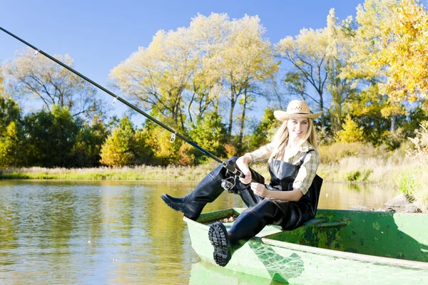 Donna pescatrice seduta sulla barca — Foto Stock