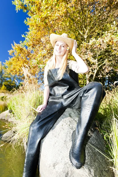 Fisher donna seduta sulla pietra — Foto Stock
