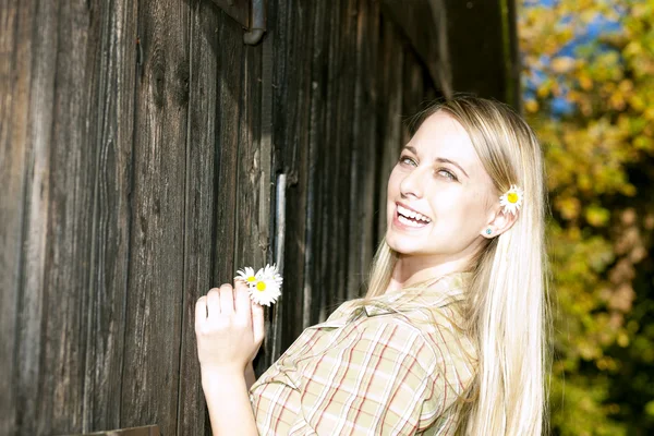 Porträtt av stående ung kvinna med blommor — Stockfoto