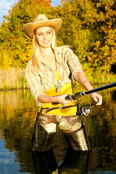Kvinna som fiskar i dammen — Stockfoto