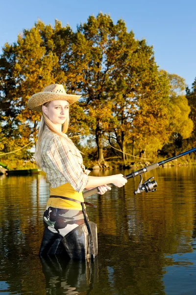 Nő halászat a tóban — Stock Fotó