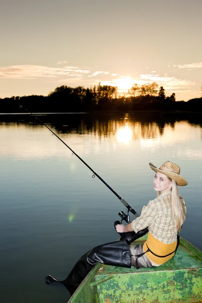 Fiske kvinna sitter på båt — Stockfoto