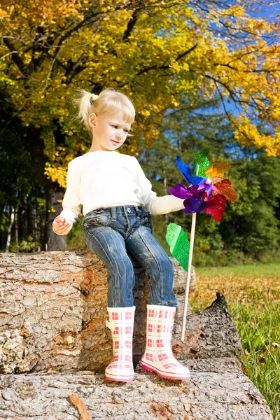 Kleines Mädchen mit einer Fahne — Stockfoto