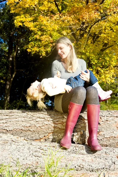 शरद ऋतु प्रकृति में अपनी छोटी बेटी के साथ माँ — स्टॉक फ़ोटो, इमेज
