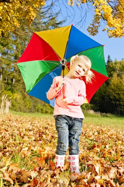 Κοριτσάκι με ομπρέλα στη φθινοπωρινή φύση — Φωτογραφία Αρχείου