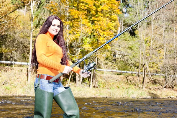 Donna che pesca nel fiume Otava, Repubblica Ceca — Foto Stock
