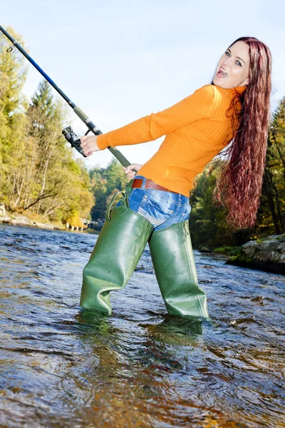 Vrouw vissen in de rivier de otava, Tsjechië — Stockfoto