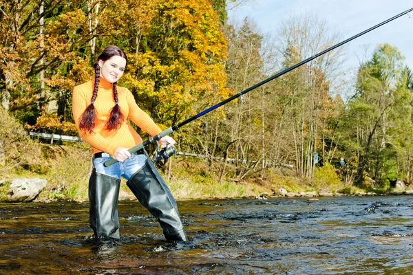 Femme pêchant dans la rivière Otava, République tchèque — Photo