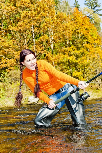 Frau angelt im Fluss otava, Tschechische Republik — Stockfoto
