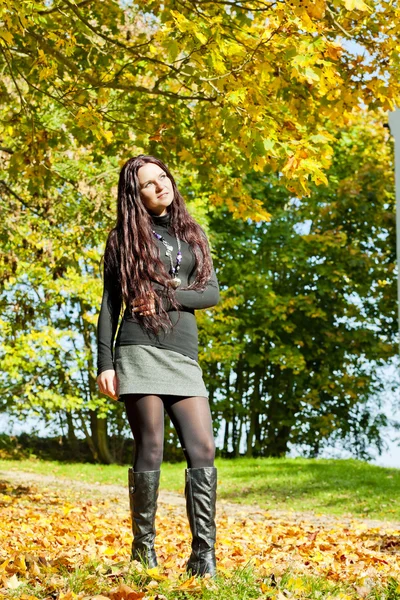 Young woman in autumnal nature — Stock Photo, Image