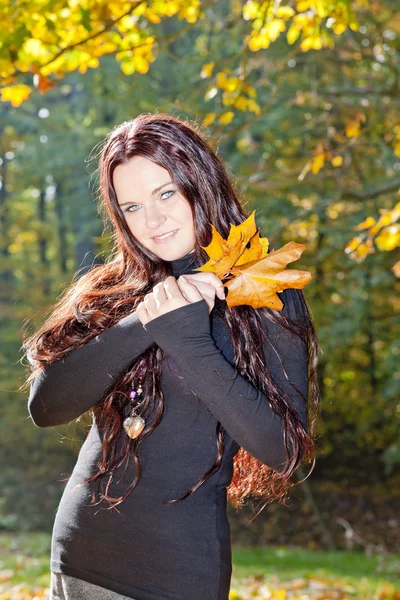 Porträtt av ung kvinna på hösten — Stockfoto
