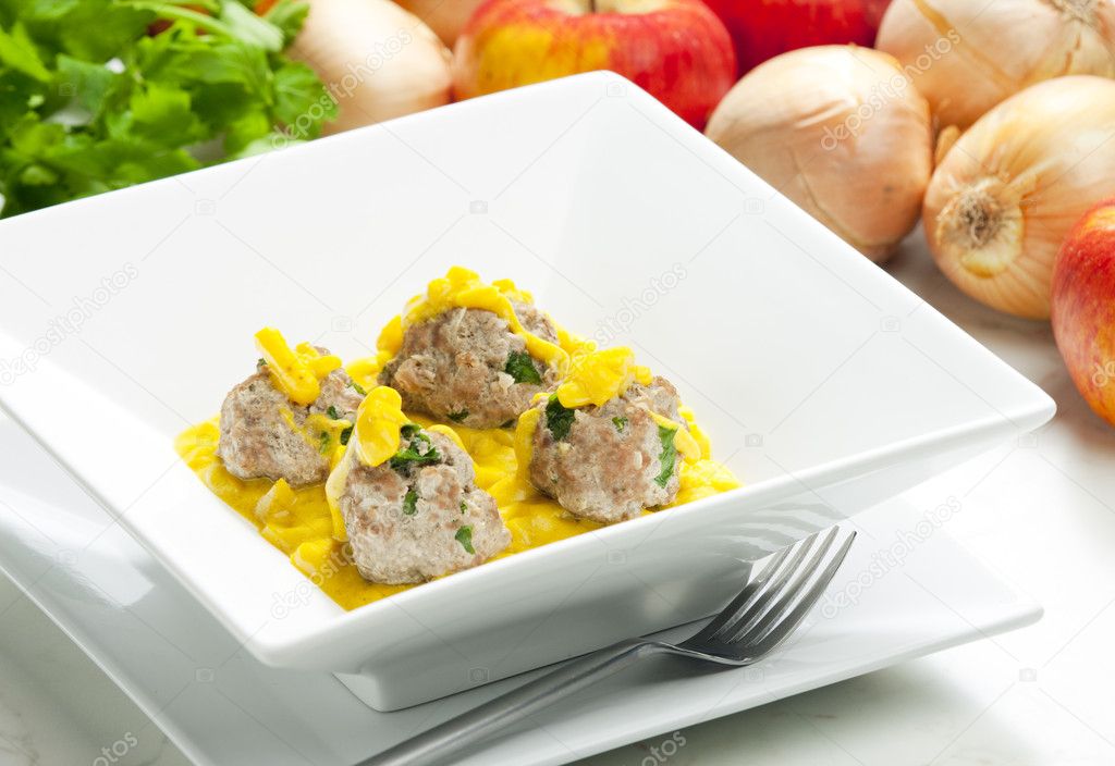 Minced meat and herbs balls in apple and curry sauce