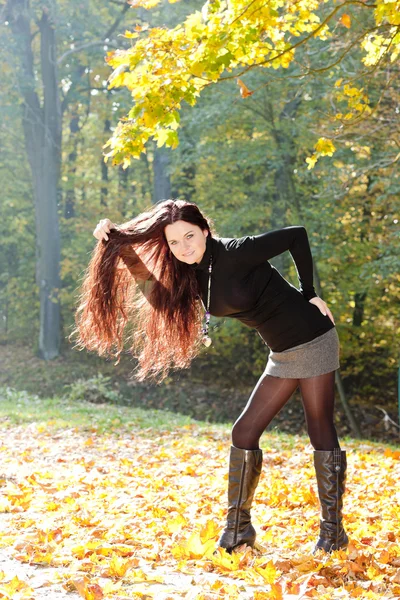 Mladá žena v podzimní přírodě — Stock fotografie