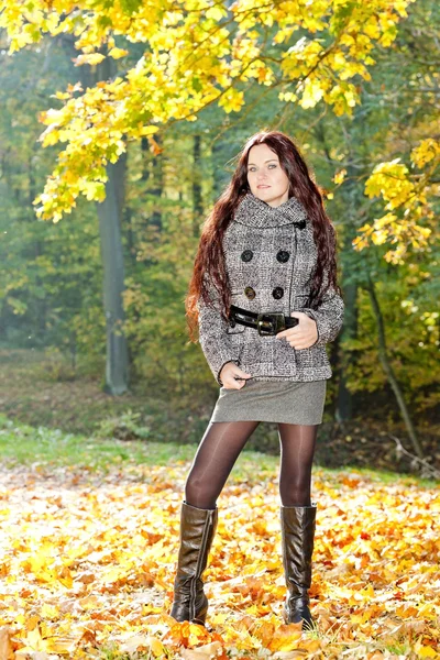 Jonge vrouw in de herfst natuur — Stockfoto